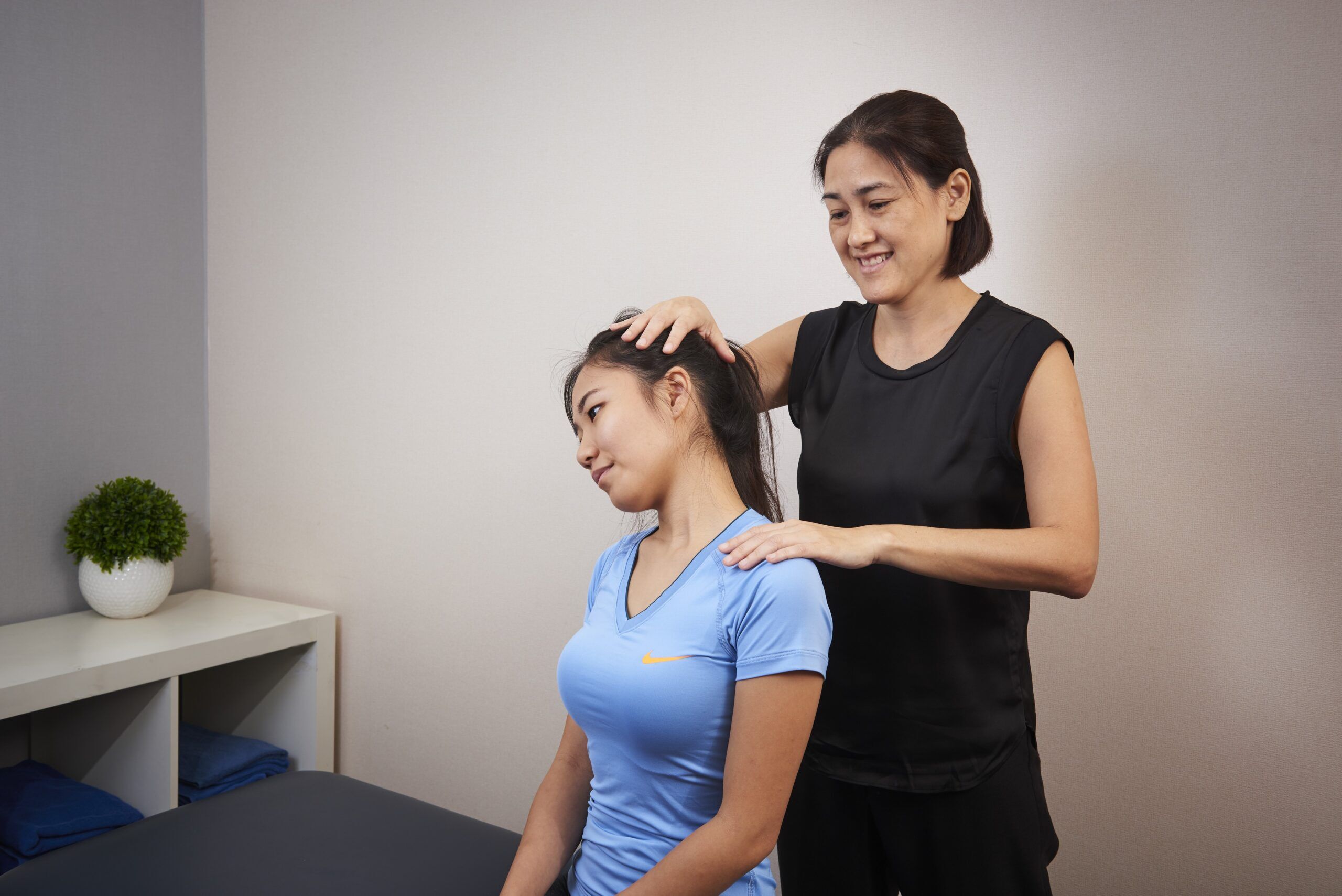 Physio给客户颈部评估